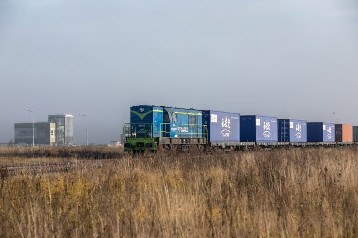 Transport kontenerów z Dalekiego Wschodu. Fot. Adampol